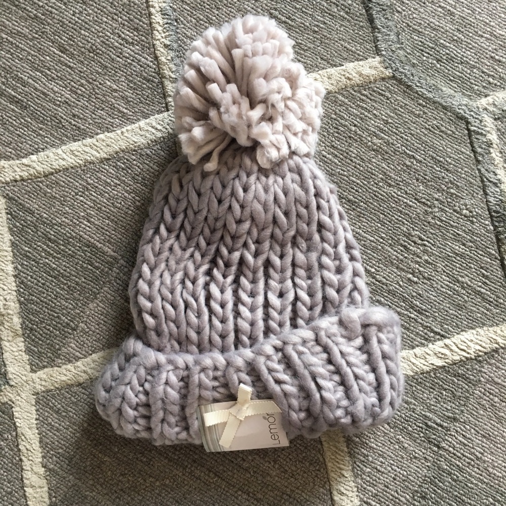 Lulu’s chunky oversized knit pom beanie